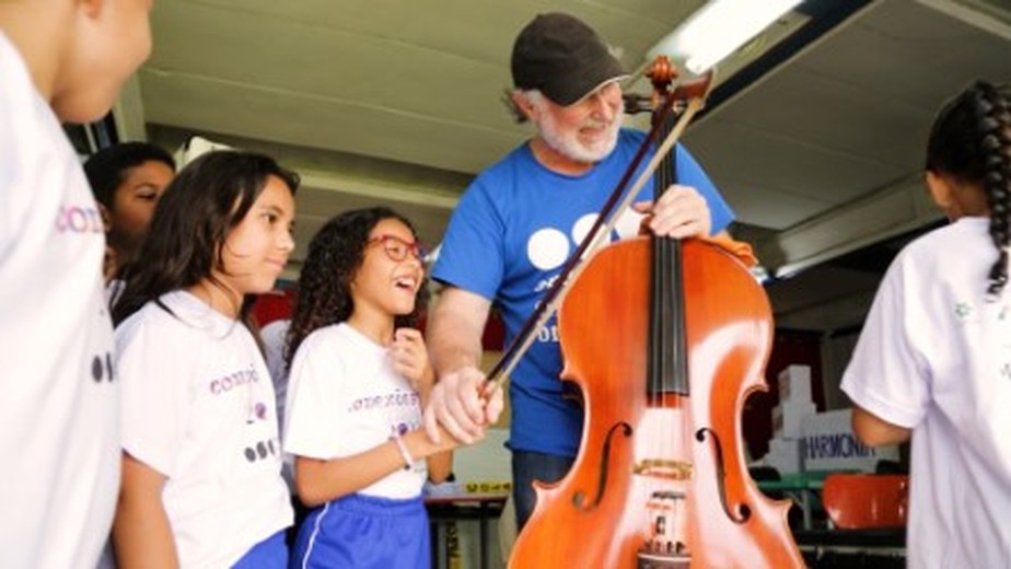 O músico Fernando Bru e os alunos na Escola Governador Roberto Silveira, em Paracambi