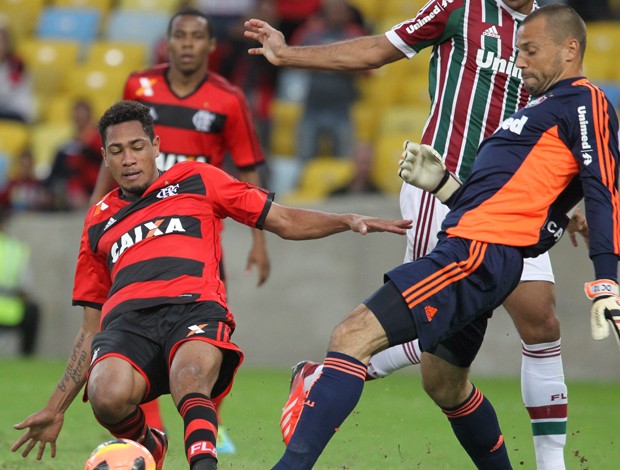 Hernane e Diego Cavalieri, Fluminense x Flamengo (Foto: Marcelo Carnaval/Agência O Globo)