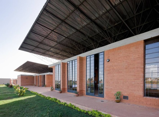 Centro de Arquitetura da Terra: o telhado suspenso mantém as paredes frescas e oferece espaços ao ar livre sombreados (Foto: Kéré Architecture / Divulgação)
