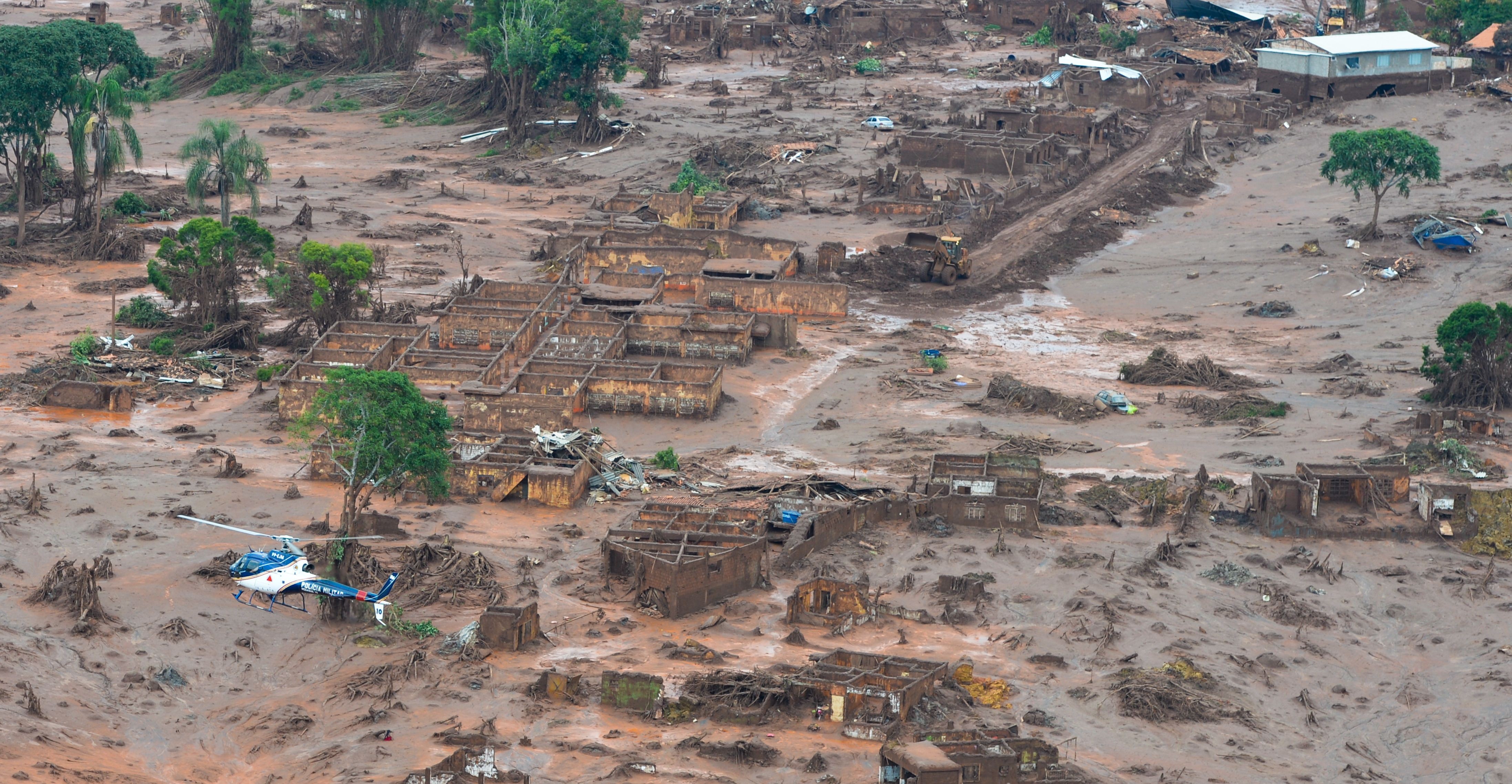 O Distrito de Bento Rodrigues, em Minas, ficou assim após o rompimento da barragem da Samarco  (Foto: Wikimedia Commons)