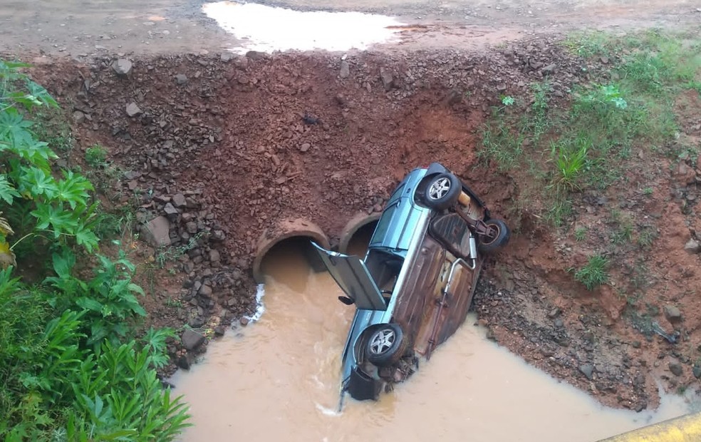 Carro com cinco ocupantes cai em córrego e deixa feridos em Itararé  — Foto: Arquivo Pessoal 