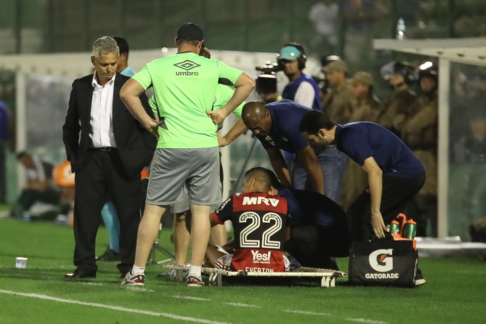 Everton recebe atendimento na Arena Condá (Foto: Gilvan de Souza/Flamengo)