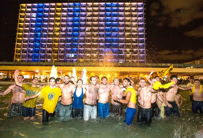 Rivais do Fla, jogadores do Maccabi são recebidos com festa em Israel
