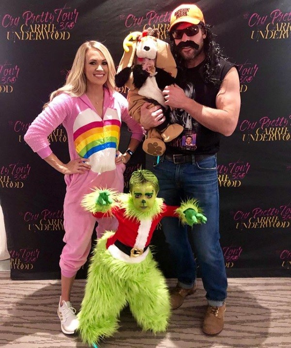 A cantora Carrie Underwood fantasiada no Halloween com o marido Mike Fisher e os filhos Isaiah e Jacob (Foto: Instagram)