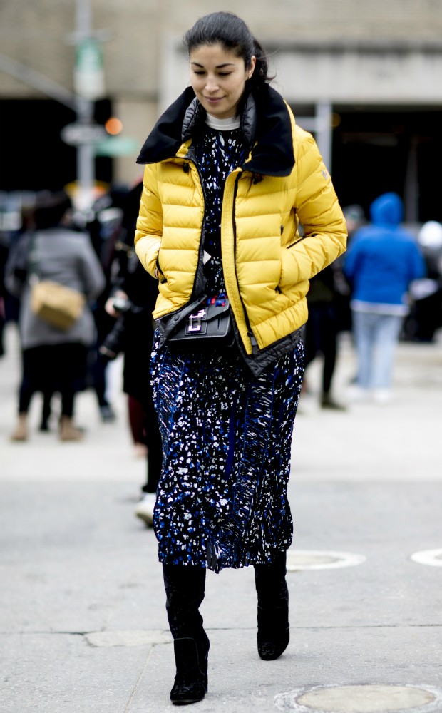 Condense duas tendências em uma: jaqueta puffer e amarelo primrose (Foto: Imaxtree)