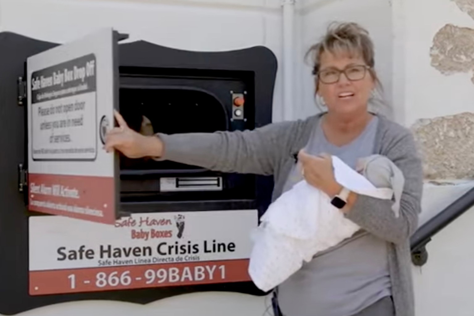 Cidade do Novo México pretende instalar 'baby box' para mães que não querem o bebê (Foto: Reprodução/ NY Post)