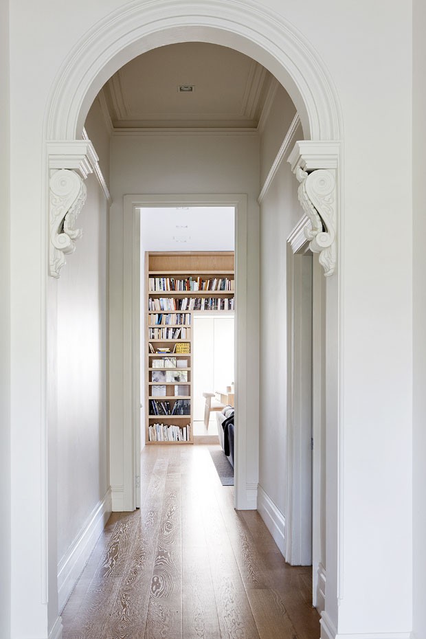 Após reforma, casa antiga ganha decoração minimalista com toques de aconchego (Foto: Shannon McGrath / Divulgação)
