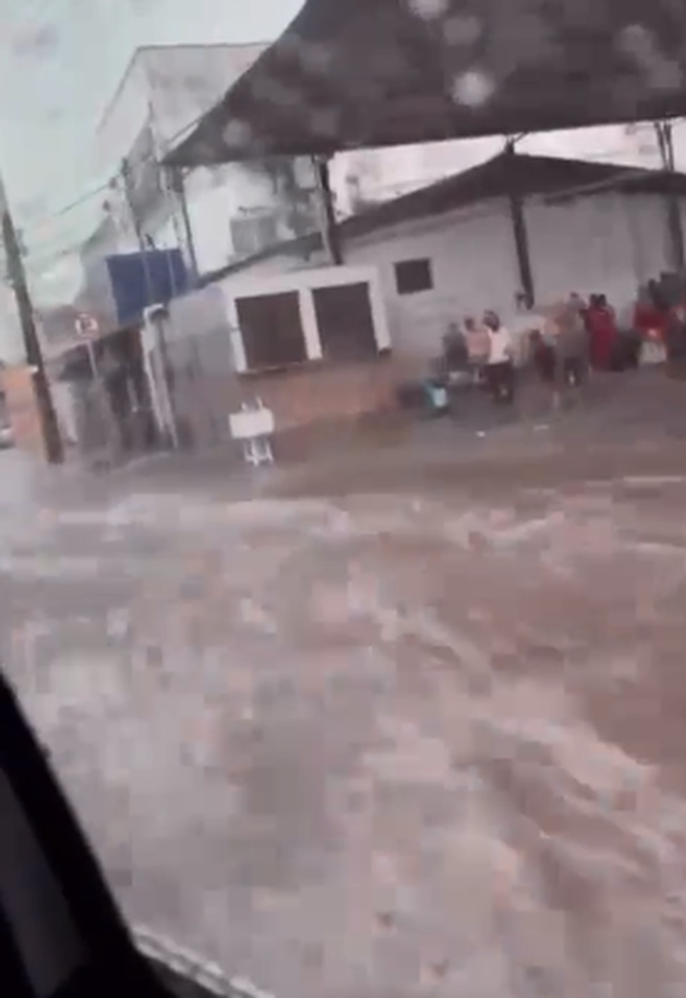 A Avenida Santos Dumont estava completamente alagada após uma forte chuva — Foto: Reprodução/ Redes sociais