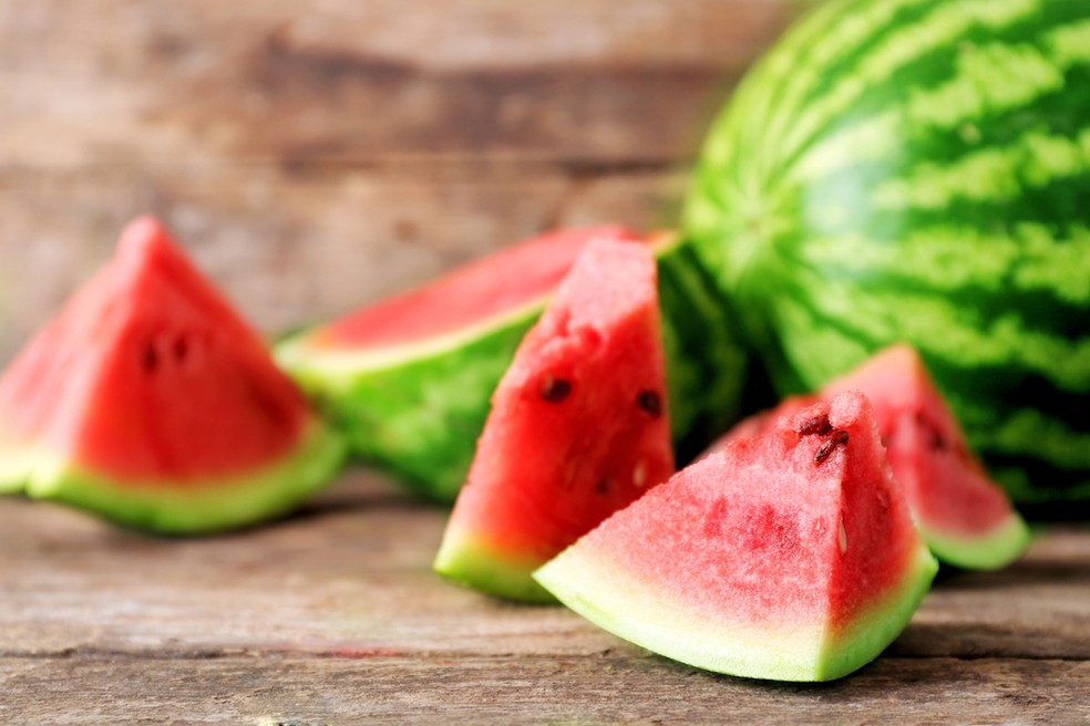 Além do efeito diurético, a melancia tem uma substância com efeito anti-inflamatório. — Foto: Shutterstock