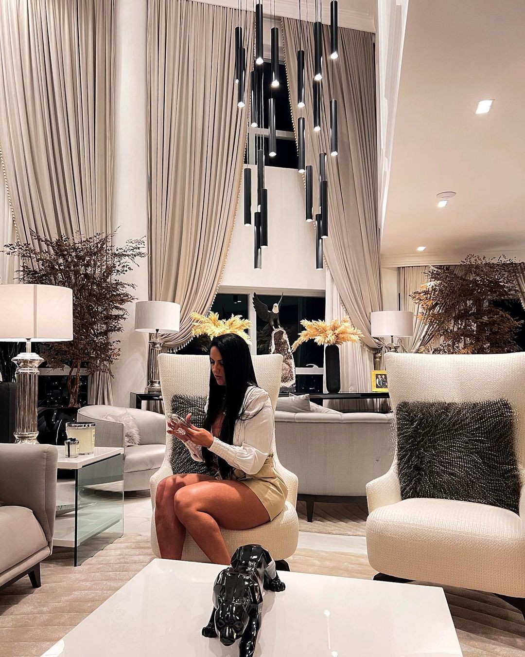 Graciele Lacerda exibe sala da mansão com Zezé (Foto: Reprodução/Instagram)