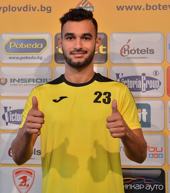 Felipe Brisola assina contrato de um ano e é apresentado pelo Botev Plovdiv (Foto: Divulgação/Botev Plovdiv)