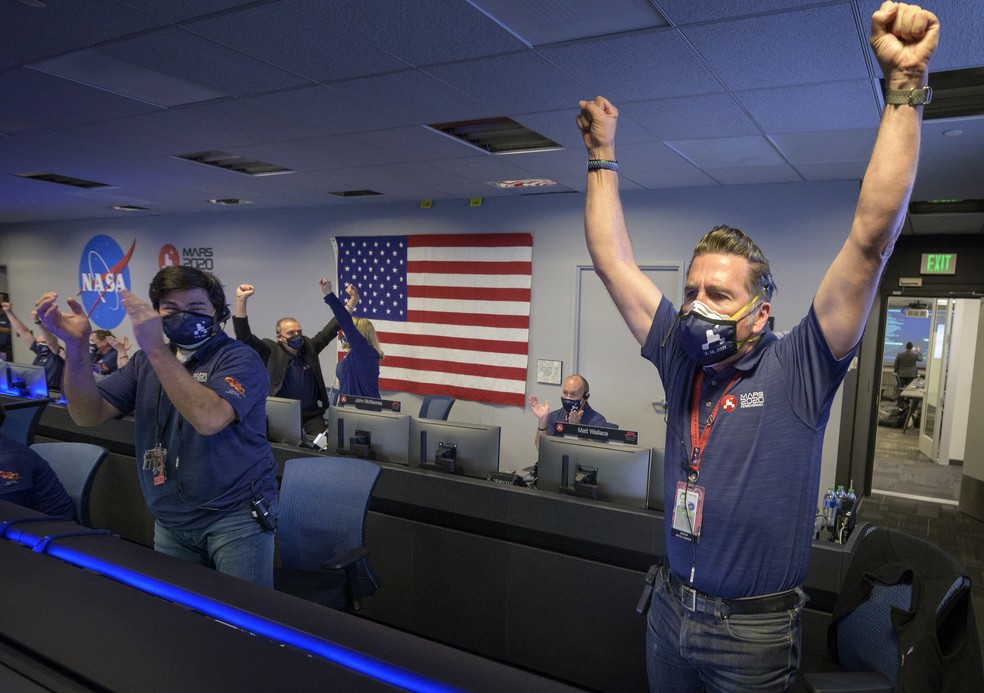 Membros da equipe do Perseverence comemoram a notícia do pouso em Marte. — Foto: Associated Press