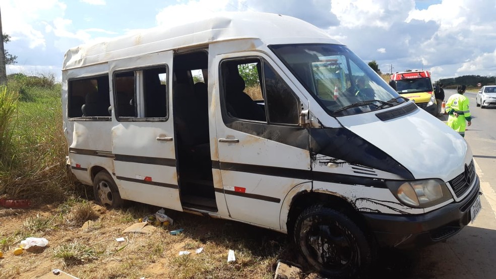 Van com jogadores de futsal tombou e adolescente ficou ferido na BR-163 em Sorriso — Foto: Polícia Rodoviária Federal de Mato Grosso/Assessoria