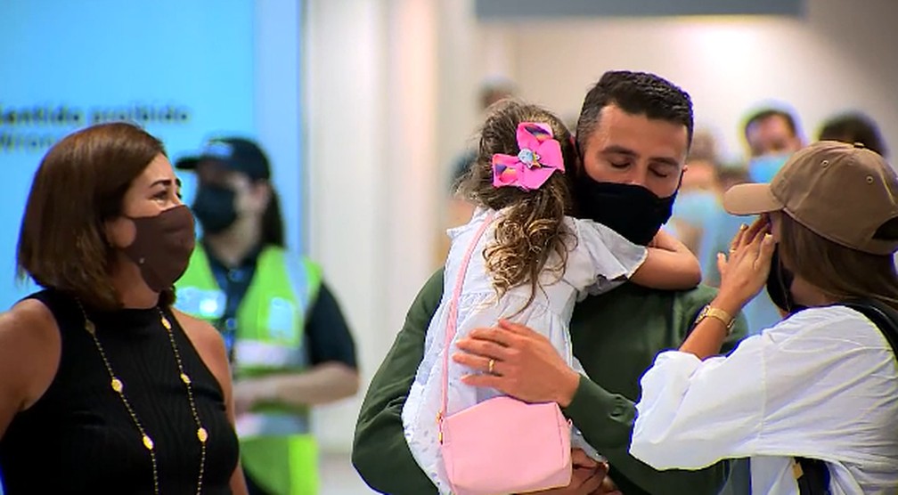 Júnior Moraes ganha abraço da família no Aeroporto de Guarulhos — Foto: Reprodução
