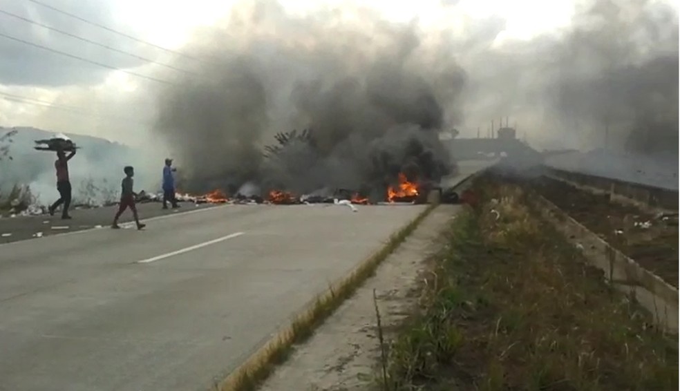 Protesto fechou os dois sentidos da BR-232 em Vit&oacute;ria de Santo Ant&atilde;o por quase tr&ecirc;s horas nesta quinta (30) (Foto: Reprodu&ccedil;&atilde;o/WhatsApp)