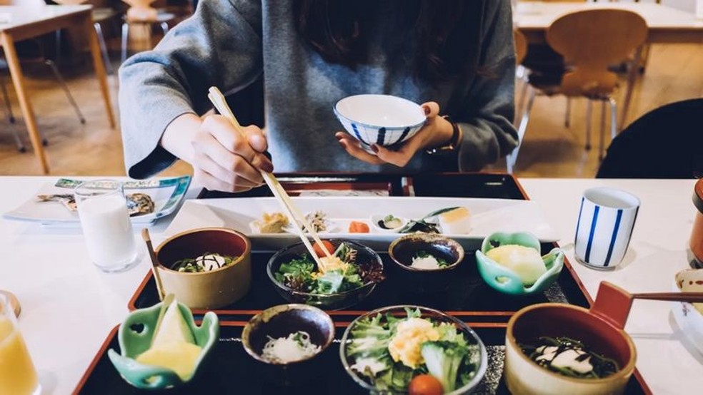 Jantar sozinho é uma norma cultural no Japão, onde muitos restaurantes oferecem mesas individuais — Foto: Getty Images/Via BBC