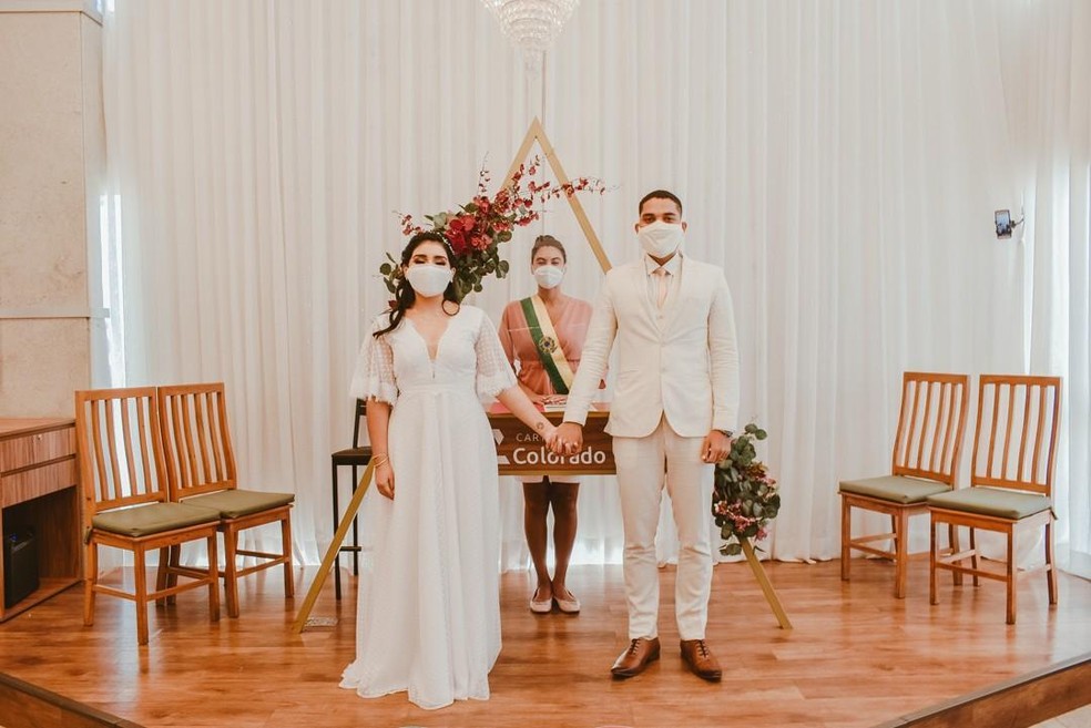 Ana Luísa, de 24 anos, teve que mudar planos no casamento durante pandemia do novo coronavírus no DF — Foto: Victor Corrêa 