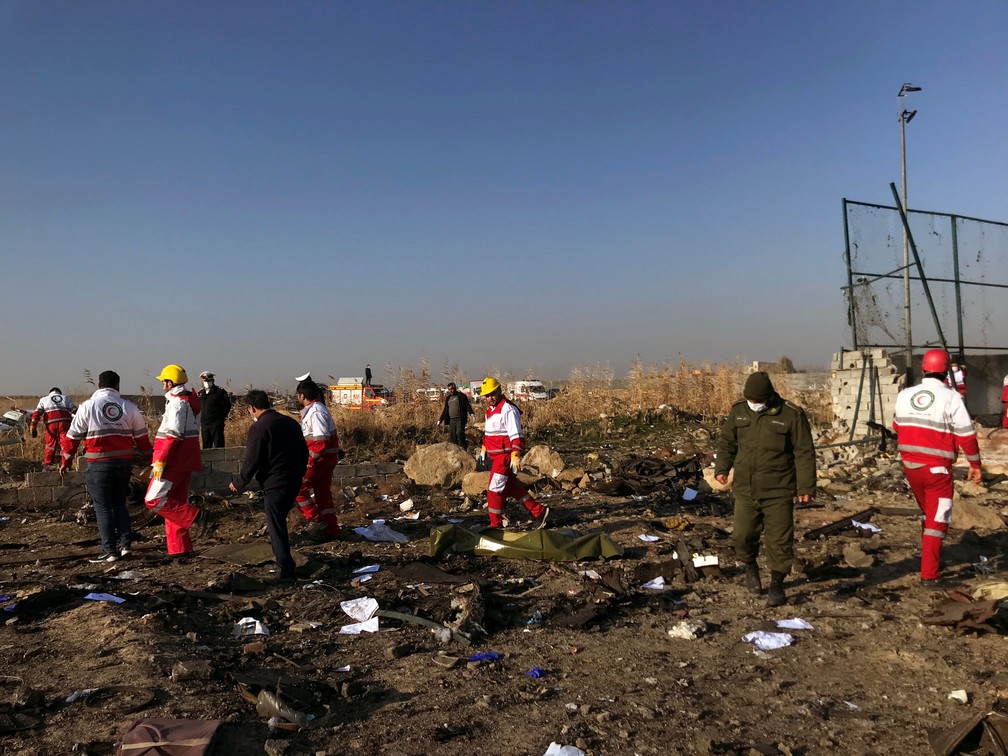 Equipes de resgate na área onde Boeing 737 caiu em Teerã, no Irã — Foto: Nazanin Tabatabaee/Reuters