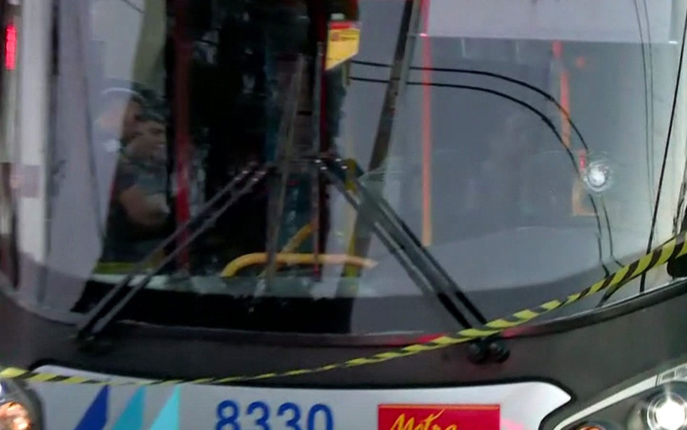 Assalto em ônibus na Zona Sul deixa um morto e feridos  (Foto: Reprodução/TV Globo)