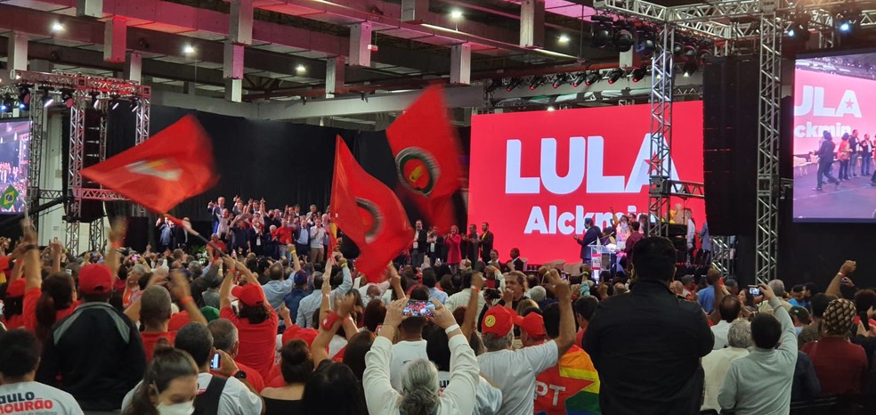 Apoiadores aplaudem começo do evento para lançamento da chapa Lula-Alckmin — Foto: Marina Pinhoni/g1