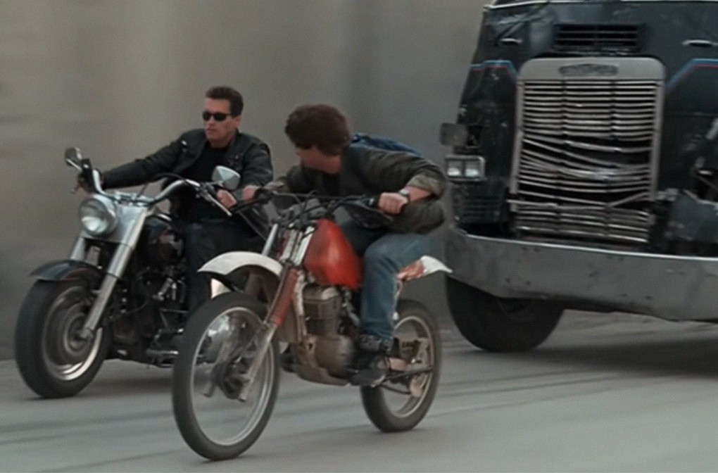 A cena de perseguição envolvendo um caminhão em O Exterminador do Futuro 2 - O Dia do Julgamento Final (1991) (Foto: Reprodução)