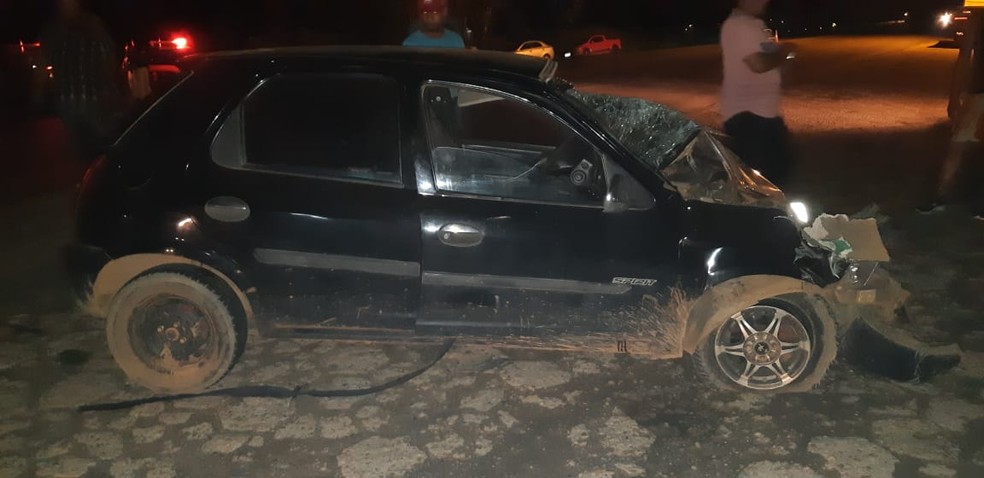 Motorista do segundo carro de passeio ficou ferido — Foto: PRF/Divulgação