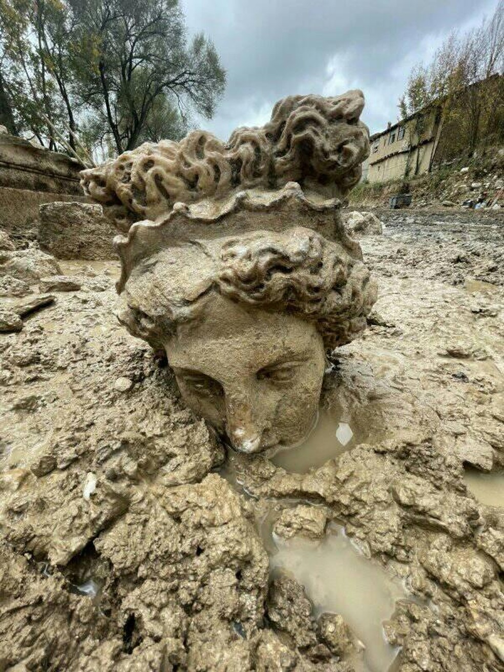 Estátua de Afrodite descoberta em sítio arqueológico do oeste da Turquia — Foto: Reprodução/Universidade Kütahya Dumlupınar