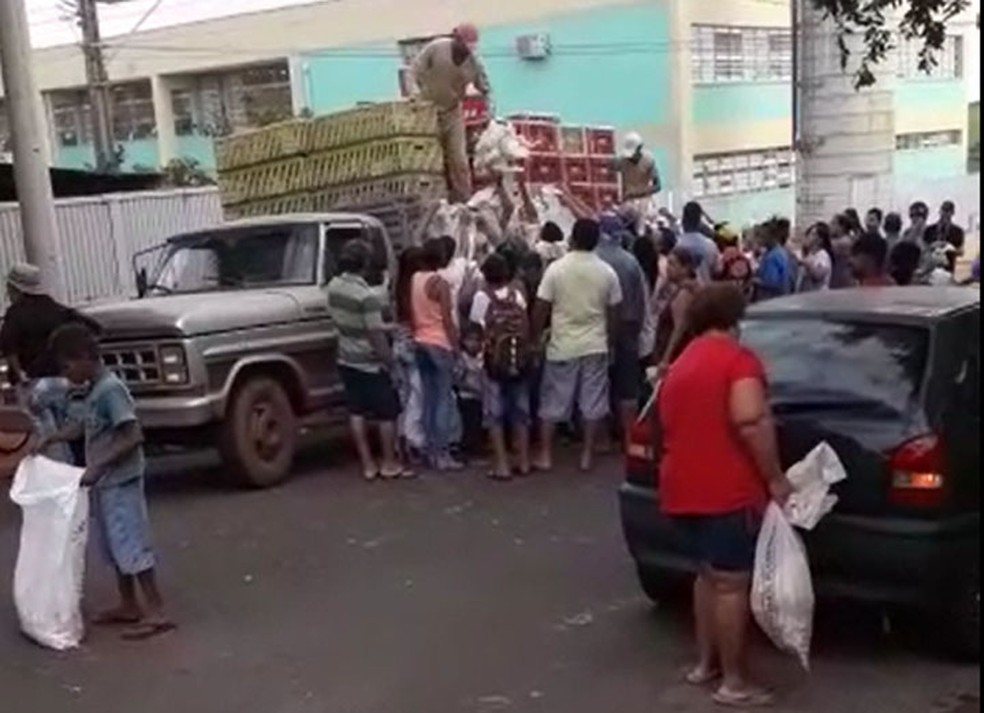 Galinhas foram doadas para moradores de Regente Feijó (Foto: Elisiane Ana Reis/Cedida)