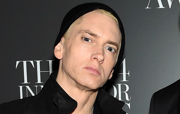 Numa de suas recém-lançadas músicas, Eminem sugere estuprar a rapper Iggy Azalea (que, aliás, tem idade para ser filha dele). Cara, volte duas casas no tabuleiro do show business e fique quatro rodadas sem jogar. (Foto: Getty Images)
