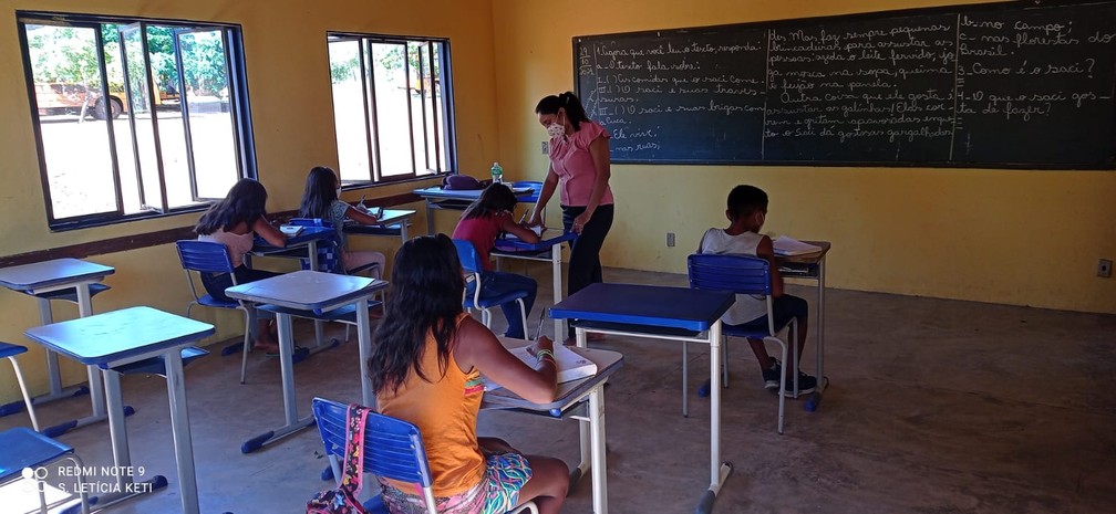 Professora dando aula em escola de aldeia no Tocantins — Foto: Arquivo Pessoal
