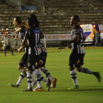 Gol, Plinio, Botafogo-PB, comemoração (Foto: Hévilla Wanderley / GloboEsporte.com/pb)