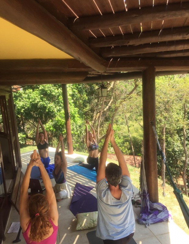 Enquanto as crianças estudam, os pais fazem aula de ioga com Juliana Terra (Foto: Arquivo pessoal)