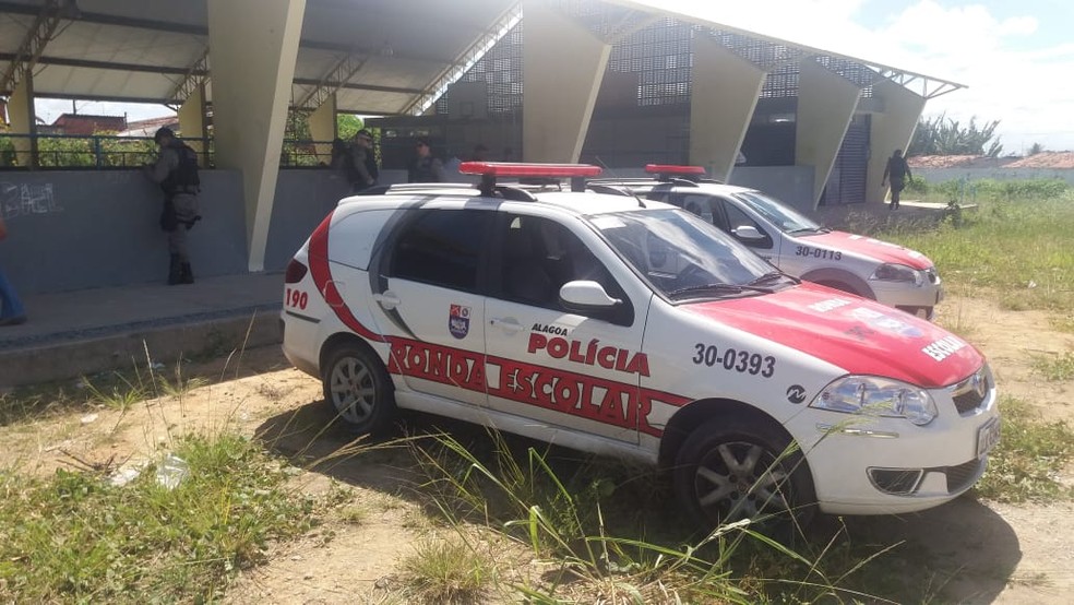 Segundo a polícia, vítima havia pulado o muro da escola para utilizar a quadra, quando teria se envolvido em confusão com aluno (Foto: Divulgação/BPEsc)