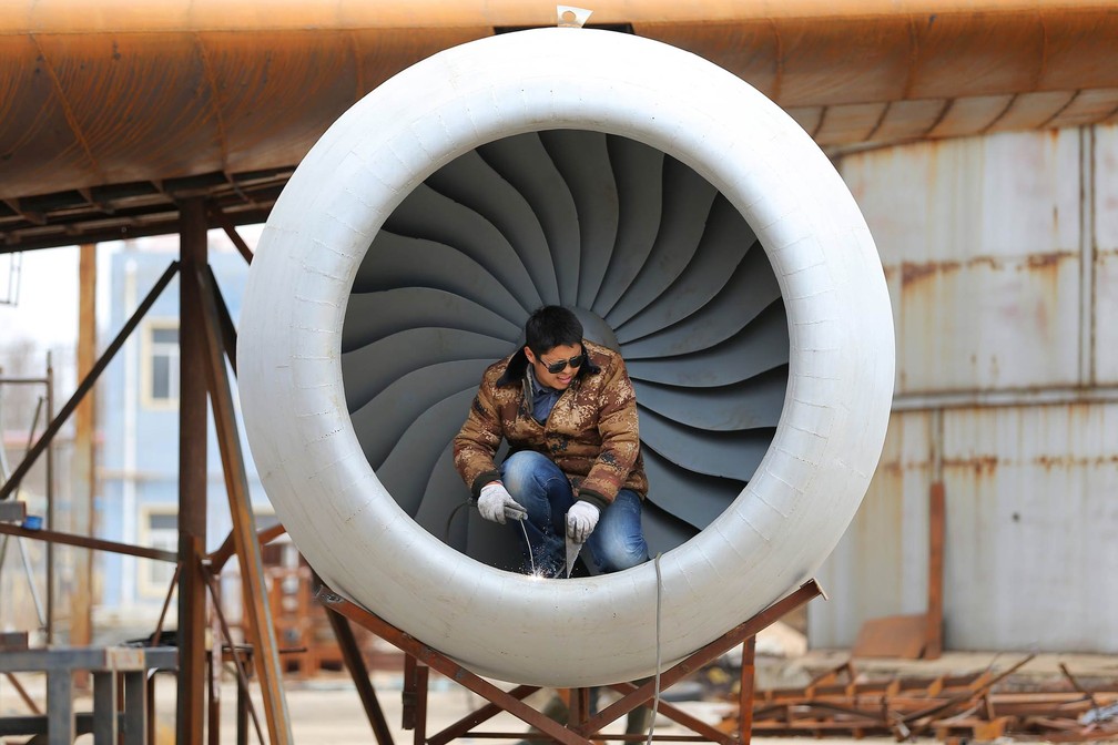 O chinês Zhu Yue sempre sonhou em ter um avião e decidiu construir seu próprio Airbus A-320 (Foto: Sheng Li/Reuters)