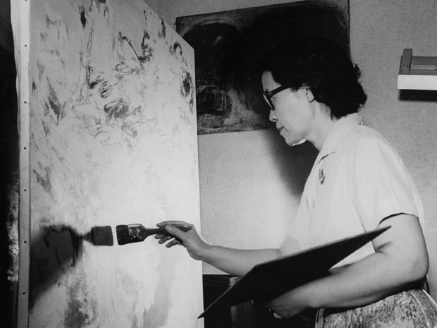 Retrato da artista plástica japonesa naturalizada brasileira, Tomie Ohtake, que em 1960 recebeu o Prêmio Probel de pintura (Foto: Arquivo/Estadão Conteúdo)