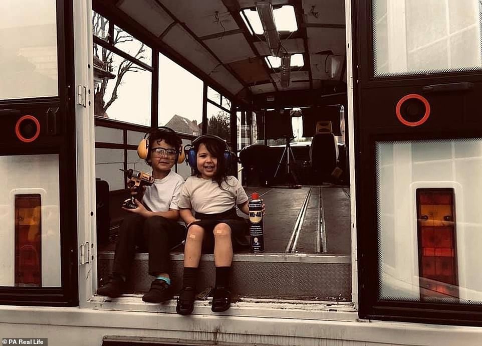 Roman e Arabella ajudam na reforma do ônibus (Foto: Arquivo Pessoal)
