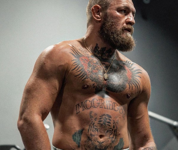 O lutador Conor McGregor ostentando seus 86 Kg (Foto: Twitter)