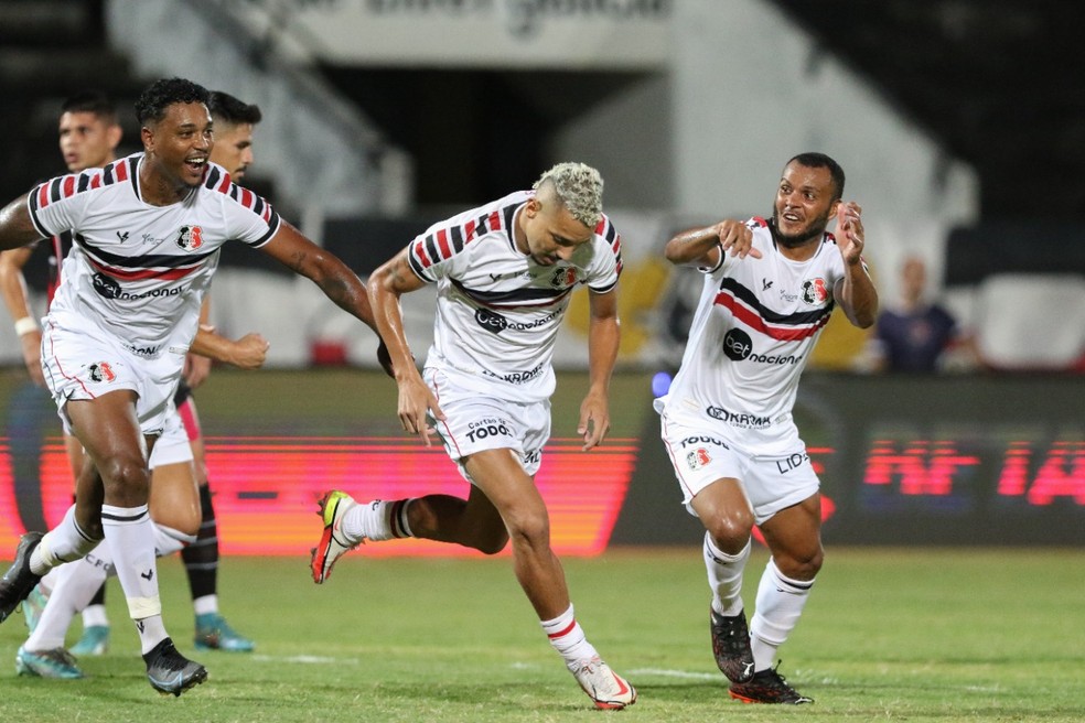 Jogadores do Santa Cruz comemoram um dos gols contra o Caucaia — Foto: Marlon Costa/Pernambuco Press