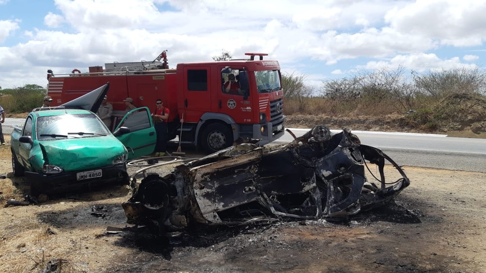 Carro pegou fogo após colisão na BR-232, em Sanharó — Foto: PRF/Divulgação