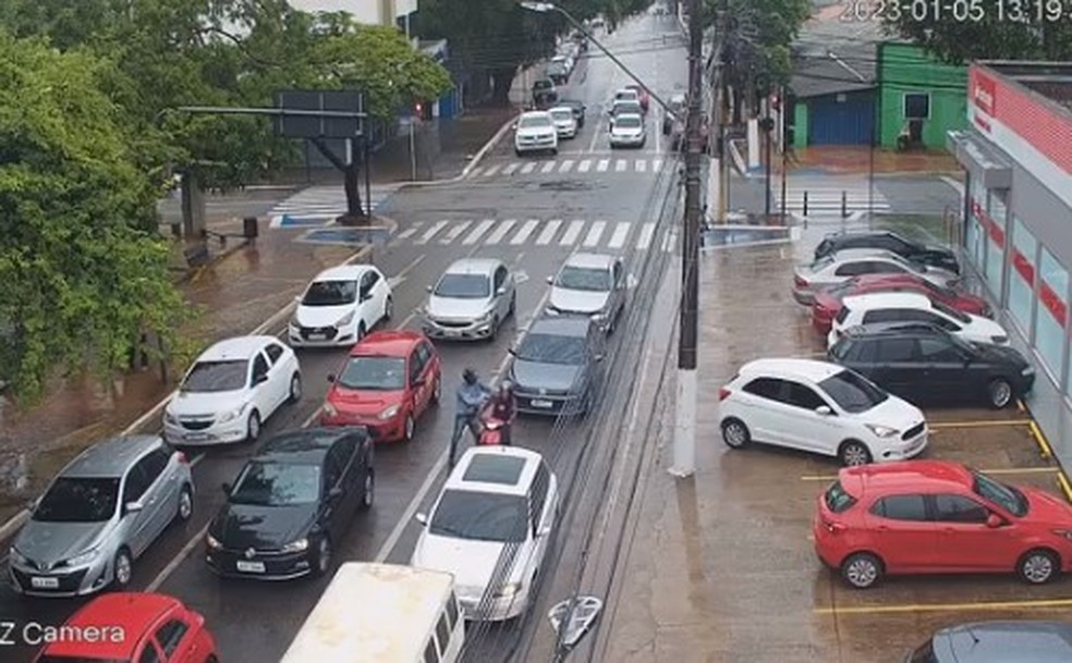 Policial militar é assaltada e tem motocicleta levada em plena luz do dia no Centro de Rio Branco — Foto: Reprodução