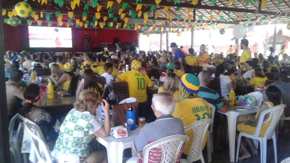 Torcedores lotam barraca na Praia do Futuro, em Fortaleza, na partida entre o Brasil e a Sérvia (Foto: Alessandro Tôrres)