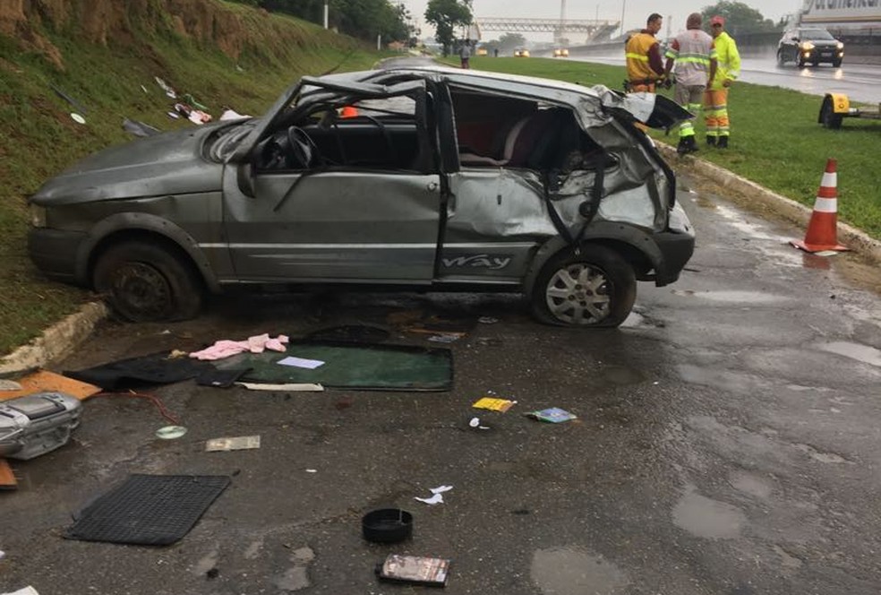 Motorista, de 38 anos, perdeu o controle do veículo na altura do Km 60 da via Dutra, em Guaratinguetá (SP). (Foto: Divulgação/PRF )