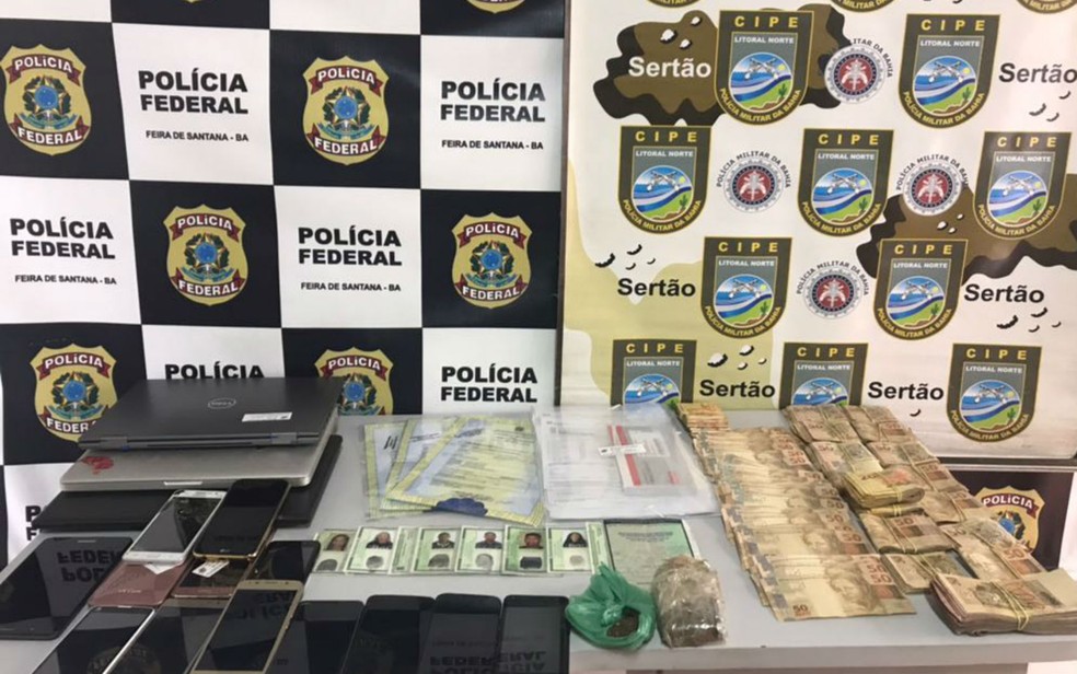 Documentos falsos, dinheiro, celulares e computadores foram apreendidos na Bahia durante a opera&ccedil;&atilde;o (Foto: Divulga&ccedil;&atilde;o/SSP-BA)