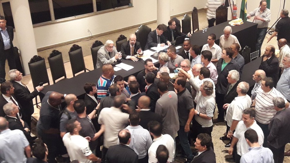 Julio Brant e Eurico Miranda tiveram momentos de tensão na sede náutica do Vasco (Foto: Bruno Giufrida / GloboEsporte.com)