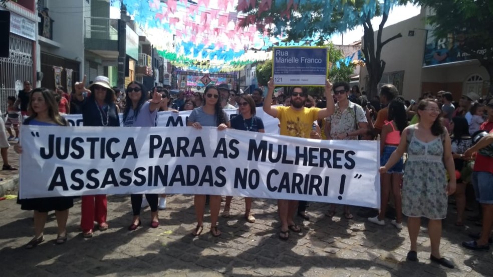 Nos cortejos uma faixa reivindicava solução para os casos de feminicídios no Cariri — Foto: Honório Barbosa/ SVM