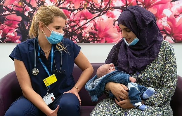 Ele estava com água até as orelhas”, diz mãe que não sabia que estava  grávida e deu à luz em vaso sanitário