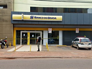 Suspeitos tentaram arrombar caixas eletrônicos de agência do Banco do Brasil (Foto: Yuri Marcel/G1)