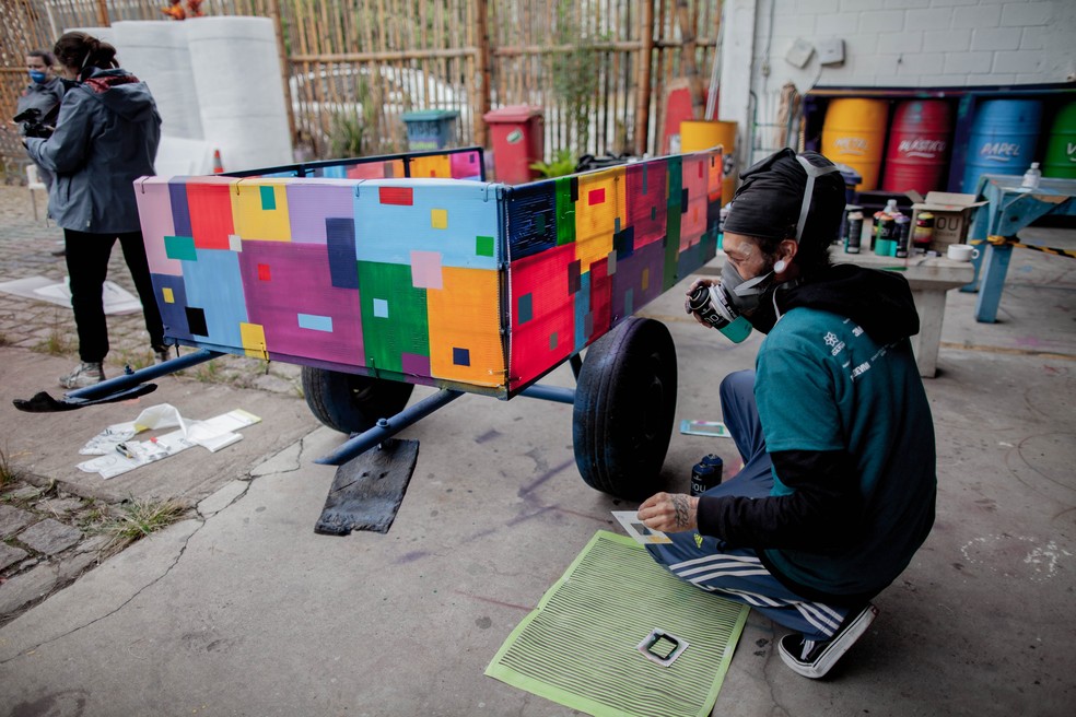 Artistas voluntrios renovam a aparncia das carroas dos catadores  Foto: Divulgao