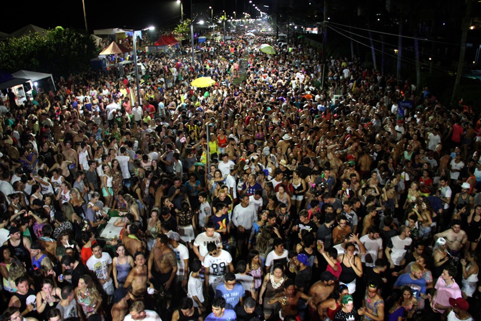 Carnaval de rua em Matinhos, no litoral do Paraná. — Foto: Soldado Afonso/AEN
