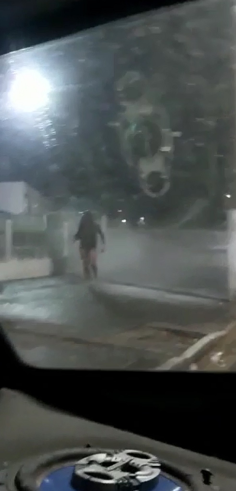 Carro chegou a perseguir com Kelly Fernandes, chegando a subir na calçada, com o objetivo de atropelá-la — Foto: Reprodução/Redes sociais